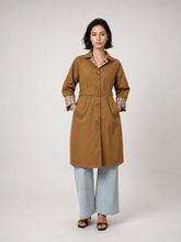 Afbeelding in Gallery-weergave laden, Cécile Wang - Belted trench coat with lapels and checked details CVASH5007: CAMEL