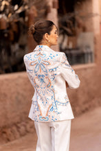 Afbeelding in Gallery-weergave laden, Attentif Paris - White printed blazer with blue and camel patterns