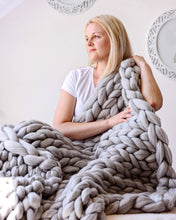 Afbeelding in Gallery-weergave laden, Chunky Wool Studio - Wool Chunky Knit Throws - 30 colors: Dark beige / S 30x50 inches (76x127cm)