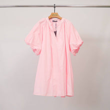 Afbeelding in Gallery-weergave laden, Cécile Wang - Loose V-neck dress with puff sleeves DB14485: Sky Blue