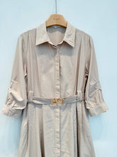 Afbeelding in Gallery-weergave laden, Acacia Paris - Long cotton dress with fitted waist - 442: Beige