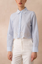 Afbeelding in Gallery-weergave laden, Attentif Paris - Striped cropped cotton shirt with lace: Sky Blue