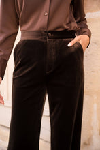 Afbeelding in Gallery-weergave laden, Attentif Paris - Straight cut velvet pants: Dark brown / Sx1 Mx1 Lx1 XLx1