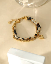 Afbeelding in Gallery-weergave laden, Eclat Paris - Leopard Fabric Bracelet with Gold Chain and Heart Pendant
