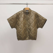 Afbeelding in Gallery-weergave laden, Cecile Wang - Quilted jacket with short sleeves and stand-up collar MJ85030: Khaki
