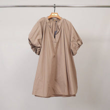 Afbeelding in Gallery-weergave laden, Cécile Wang - Loose V-neck dress with puff sleeves DB14485: Sky Blue
