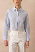 Afbeelding in Gallery-weergave laden, Attentif Paris - Striped cropped cotton shirt with lace: Sky Blue
