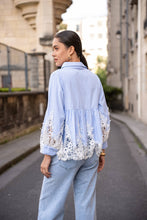 Afbeelding in Gallery-weergave laden, CHOKLATE PARIS - Aimie cotton & guipure lace shirt - CK08031: Bleu ciel rayures / 1 S - 1 M - 1 L