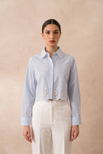 Afbeelding in Gallery-weergave laden, Attentif Paris - Striped cropped cotton shirt with lace: Sky Blue
