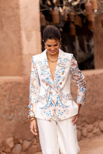Afbeelding in Gallery-weergave laden, Attentif Paris - White printed blazer with blue and camel patterns