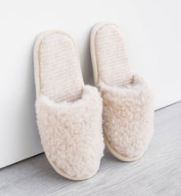 Afbeelding in Gallery-weergave laden, Chunky Wool Studio - Sheepskin Slippers Women's: Natural / EU 41-42 /UK7-8 /US 8-10 Women’s