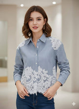 Afbeelding in Gallery-weergave laden, CHOKLATE PARIS - Cotton shirt with lace inserts - CK08340: Bleu jeans / 2 S/M - 2 M/L