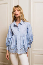 Afbeelding in Gallery-weergave laden, CHOKLATE PARIS - Aimie cotton & guipure lace shirt - CK08031: Bleu ciel rayures / 1 S - 1 M - 1 L