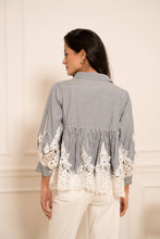 Afbeelding in Gallery-weergave laden, CHOKLATE PARIS - Aimie cotton & guipure lace shirt - CK08031: Bleu ciel rayures / 1 S - 1 M - 1 L