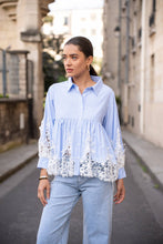 Afbeelding in Gallery-weergave laden, CHOKLATE PARIS - Aimie cotton & guipure lace shirt - CK08031: Bleu ciel rayures / 1 S - 1 M - 1 L