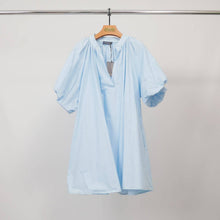 Afbeelding in Gallery-weergave laden, Cécile Wang - Loose V-neck dress with puff sleeves DB14485: Sky Blue