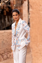 Afbeelding in Gallery-weergave laden, Attentif Paris - White printed blazer with blue and camel patterns