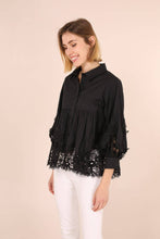 Afbeelding in Gallery-weergave laden, CHOKLATE PARIS - Aimie cotton & guipure lace shirt - CK08031: Bleu ciel rayures / 1 S - 1 M - 1 L