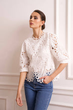 Afbeelding in Gallery-weergave laden, CHOKLATE PARIS - Daisy Guipure Lace Top: White