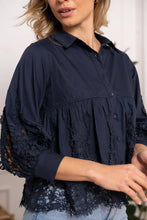Afbeelding in Gallery-weergave laden, CHOKLATE PARIS - Aimie cotton & guipure lace shirt - CK08031: Bleu ciel rayures / 1 S - 1 M - 1 L