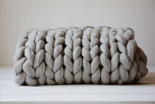 Afbeelding in Gallery-weergave laden, Chunky Wool Studio - Wool Chunky Knit Throws - 30 colors: Dark beige / S 30x50 inches (76x127cm)