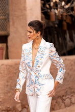 Afbeelding in Gallery-weergave laden, Attentif Paris - White printed blazer with blue and camel patterns