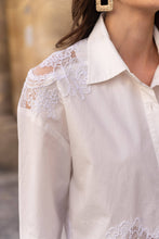 Afbeelding in Gallery-weergave laden, CHOKLATE PARIS - Cotton shirt with lace inserts - CK08340: Prune / 2 S/M - 2 M/L
