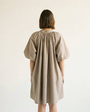 Afbeelding in Gallery-weergave laden, Cécile Wang - Loose V-neck dress with puff sleeves DB14485: Sky Blue