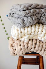Afbeelding in Gallery-weergave laden, Chunky Wool Studio - Wool Chunky Knit Throws - 30 colors: Vanilla / S 30x50 inches (76x127cm)
