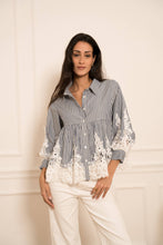 Afbeelding in Gallery-weergave laden, CHOKLATE PARIS - Aimie cotton & guipure lace shirt - CK08031: Bleu ciel rayures / 1 S - 1 M - 1 L