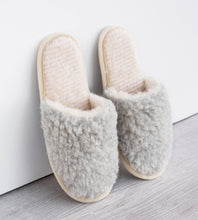 Afbeelding in Gallery-weergave laden, Chunky Wool Studio - Sheepskin Slippers Women's: Natural / EU 37-38 /UK 4-5 /US 6-7 Women’s