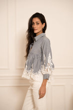 Afbeelding in Gallery-weergave laden, CHOKLATE PARIS - Aimie cotton & guipure lace shirt - CK08031: Bleu ciel rayures / 1 S - 1 M - 1 L