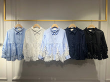 Afbeelding in Gallery-weergave laden, CHOKLATE PARIS - Aimie cotton & guipure lace shirt - CK08031: Bleu ciel rayures / 1 S - 1 M - 1 L