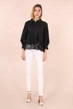 Afbeelding in Gallery-weergave laden, CHOKLATE PARIS - Aimie cotton & guipure lace shirt - CK08031: Bleu ciel rayures / 1 S - 1 M - 1 L