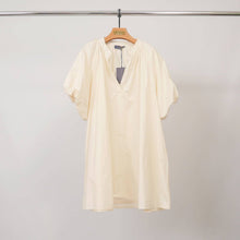 Afbeelding in Gallery-weergave laden, Cécile Wang - Loose V-neck dress with puff sleeves DB14485: Sky Blue
