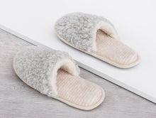 Afbeelding in Gallery-weergave laden, Chunky Wool Studio - Sheepskin Slippers Women&#39;s: Natural / EU 41-42 /UK7-8 /US 8-10 Women’s
