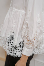 Afbeelding in Gallery-weergave laden, CHOKLATE PARIS - Aimie cotton &amp; guipure lace shirt - CK08031: Bleu ciel rayures / 1 S - 1 M - 1 L
