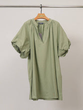 Afbeelding in Gallery-weergave laden, Cécile Wang - Loose V-neck dress with puff sleeves DB14485: Sky Blue
