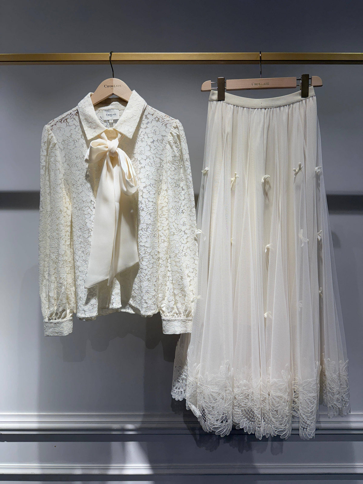 CHOKLATE PARIS - Charlotte lace blouse with lavallière bow - CK08395