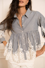 Afbeelding in Gallery-weergave laden, CHOKLATE PARIS - Aimie cotton &amp; guipure lace shirt - CK08031: Bleu ciel rayures / 1 S - 1 M - 1 L
