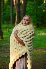 Afbeelding in Gallery-weergave laden, Chunky Wool Studio - Wool Chunky Knit Throws - 30 colors: Vanilla / S 30x50 inches (76x127cm)
