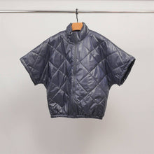 Afbeelding in Gallery-weergave laden, Cecile Wang - Quilted jacket with short sleeves and stand-up collar MJ85030: Brown c
