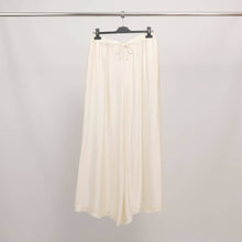 Afbeelding in Gallery-weergave laden, Cécile Wang - Satin wide-leg pants with elastic waistband MJ33123VS: Khaki
