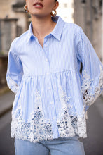 Afbeelding in Gallery-weergave laden, CHOKLATE PARIS - Aimie cotton &amp; guipure lace shirt - CK08031: Bleu ciel rayures / 1 S - 1 M - 1 L

