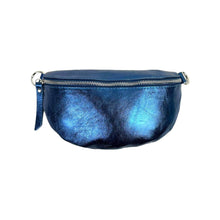 Afbeelding in Gallery-weergave laden, Chenson &amp; Gorett - Metallic Leather Waist Bag for Women with Shiny Effect: Light Green
