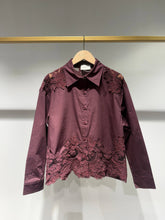 Afbeelding in Gallery-weergave laden, CHOKLATE PARIS - Cotton shirt with lace inserts - CK08340: Prune / 2 S/M - 2 M/L
