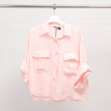 Afbeelding in Gallery-weergave laden, Cecile Wang - Short linen shirt with front pockets
