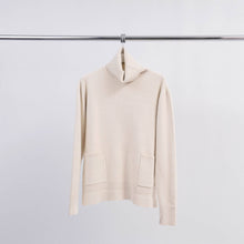 Afbeelding in Gallery-weergave laden, Cecile Wang - Turtleneck sweater with two pockets HY36040: Ivory
