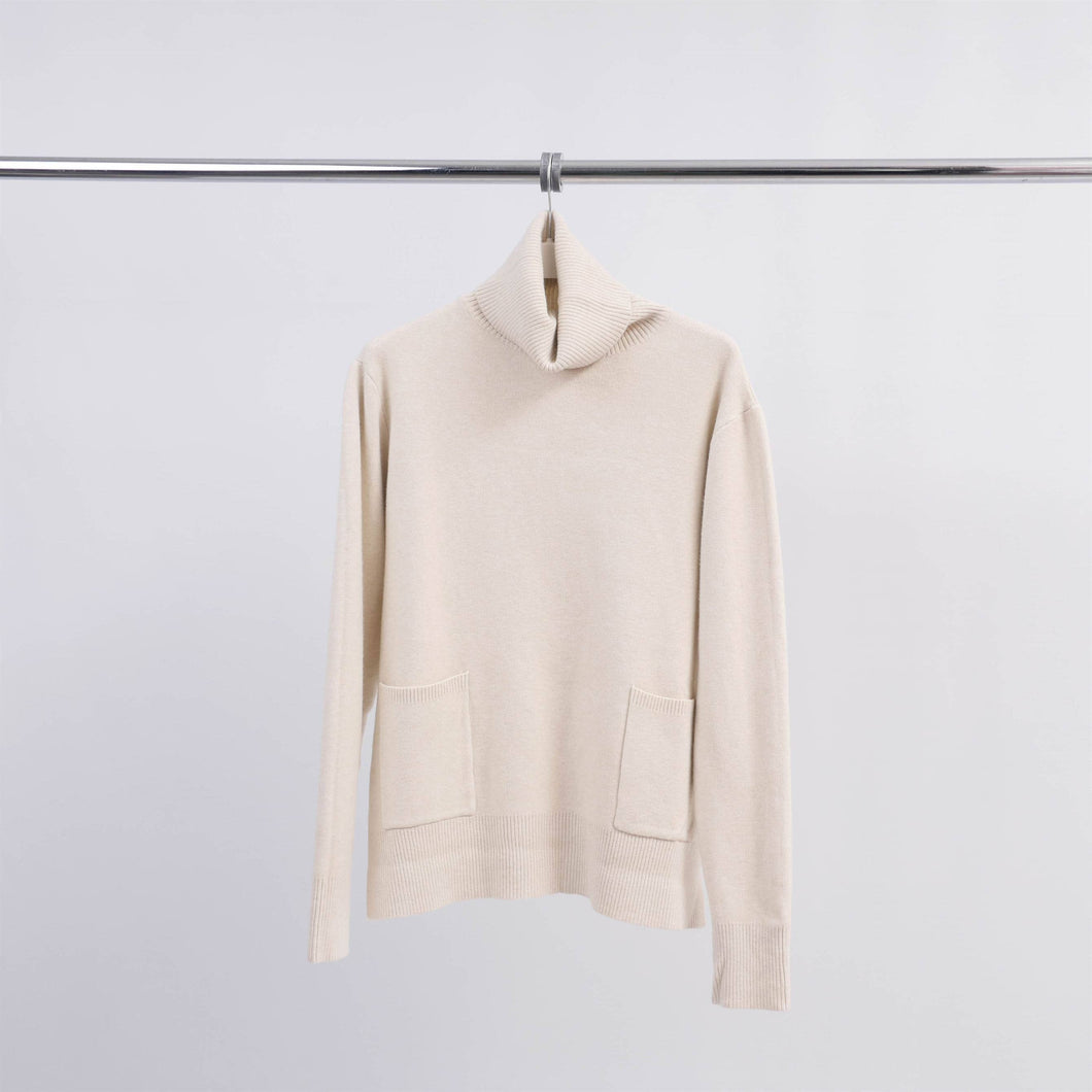 Cecile Wang - Turtleneck sweater with two pockets HY36040: Ivory