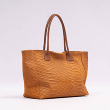 Afbeelding in Gallery-weergave laden, Cecile Wang - Snake style leather tote bag 32615-4: Camel C
